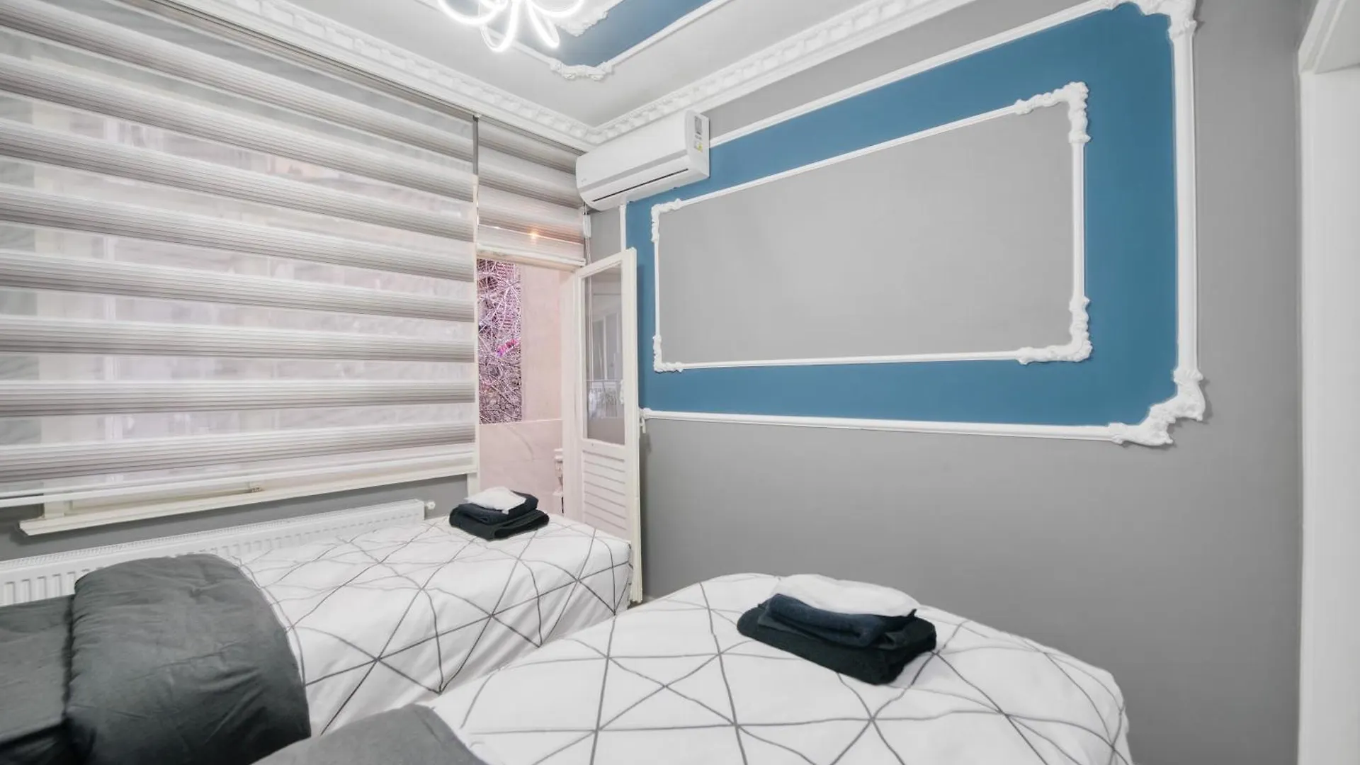 Blue White House Apartment Istanbul