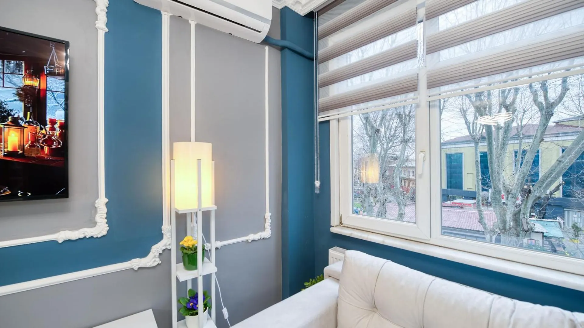 Blue White House Apartment Istanbul
