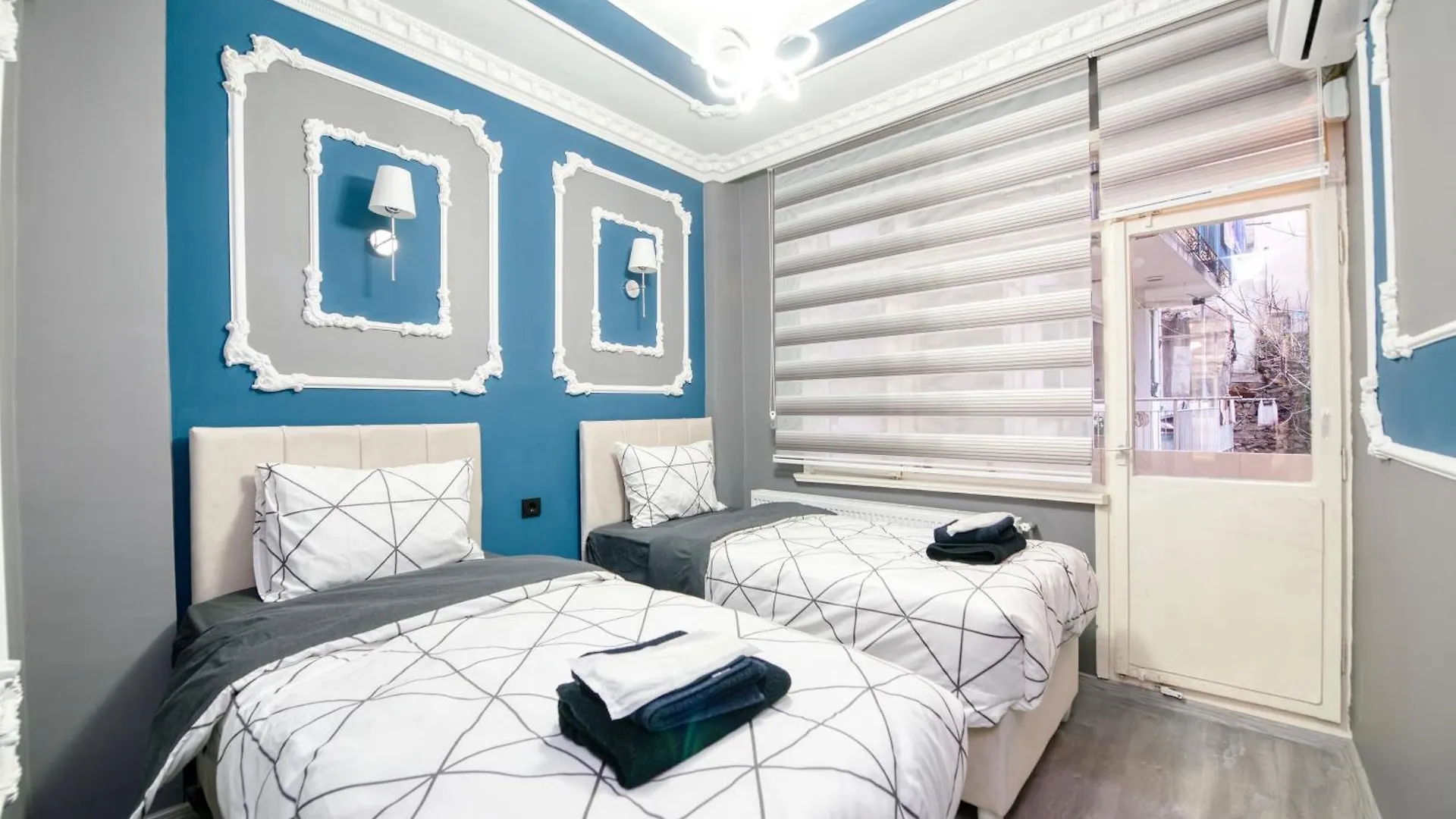 Blue White House Apartment Istanbul